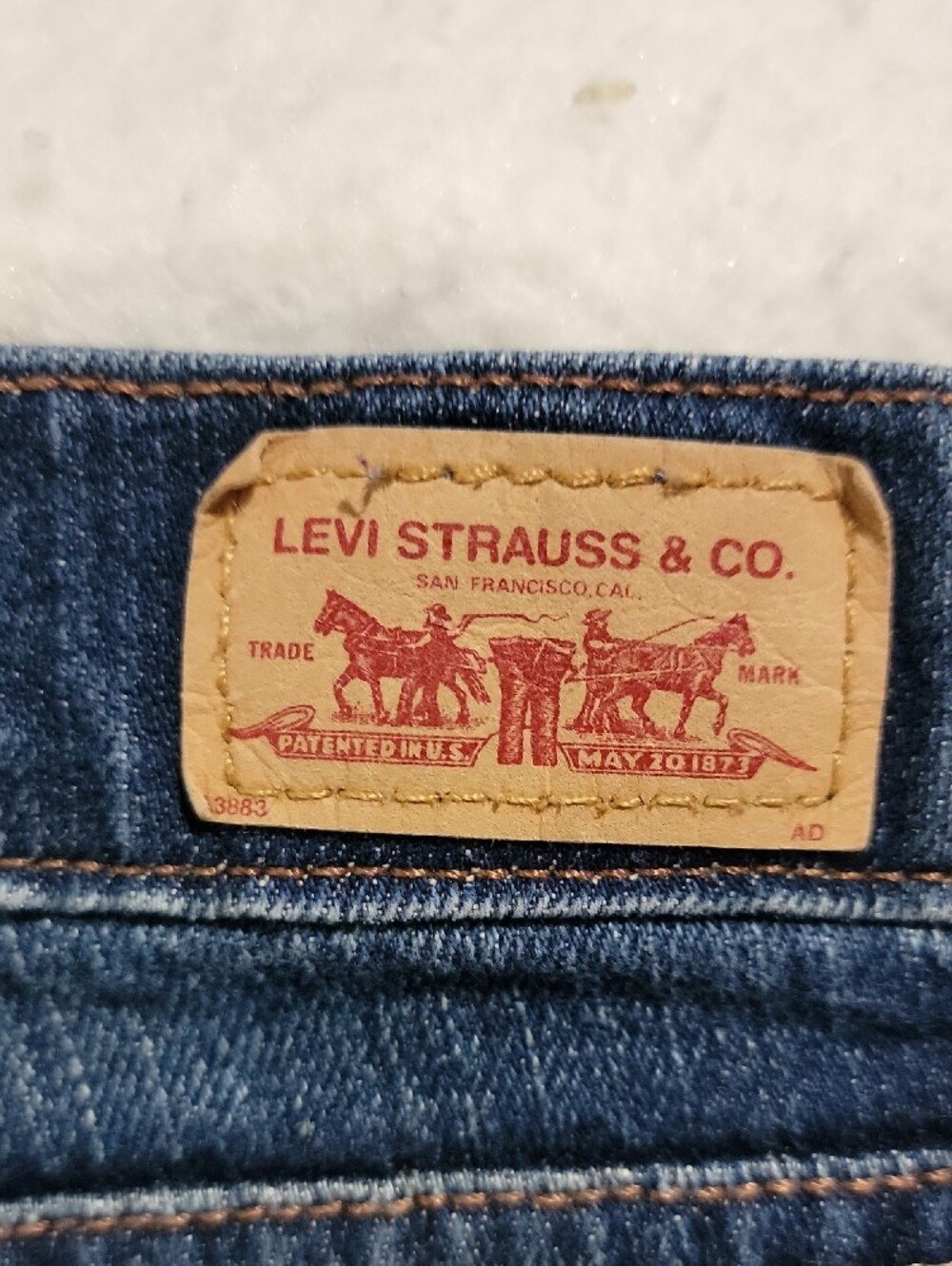 Levi's Women's Skinny Jeans in Dark Blue Wash - Picture 4 of 5